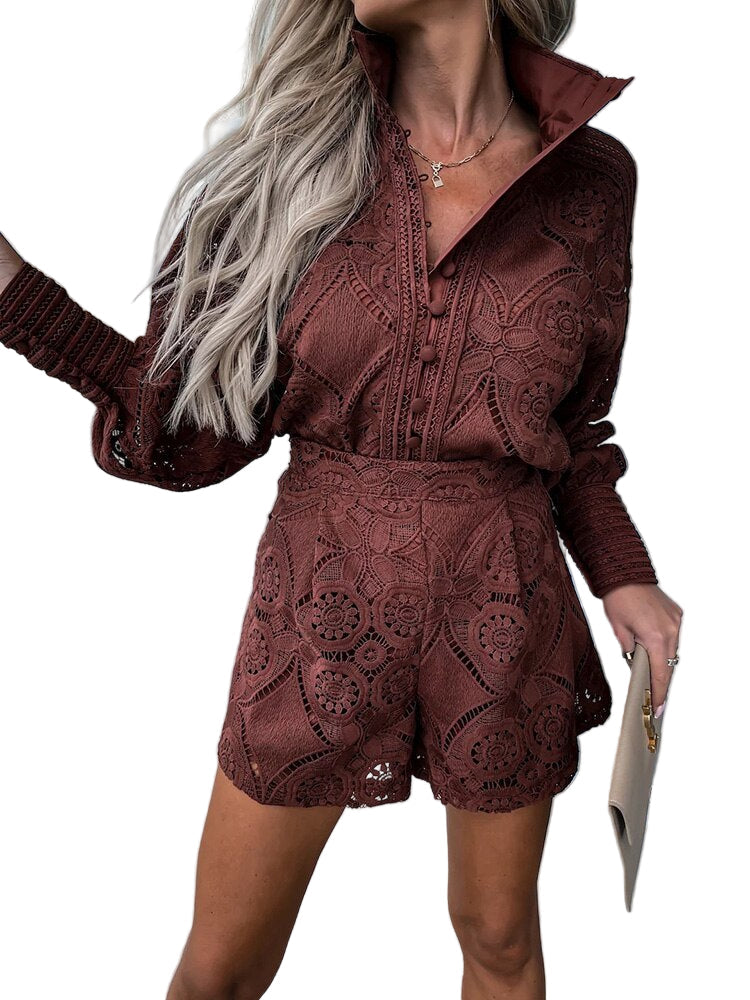 Stilrent sommersett for kvinner, fremhever komfort og en elegant sommerlook. Til fritid og fest.