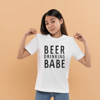 Morsom kvinners casual t-skjorte med unikt ølprint, ideell som hverdagsklær og sommerklær.