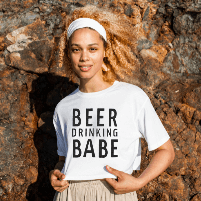 Kvinners 'Beer Drinking Babe' t-skjorte, en komfortabel og avslappet grafisk t-skjorte i myk bomull.
