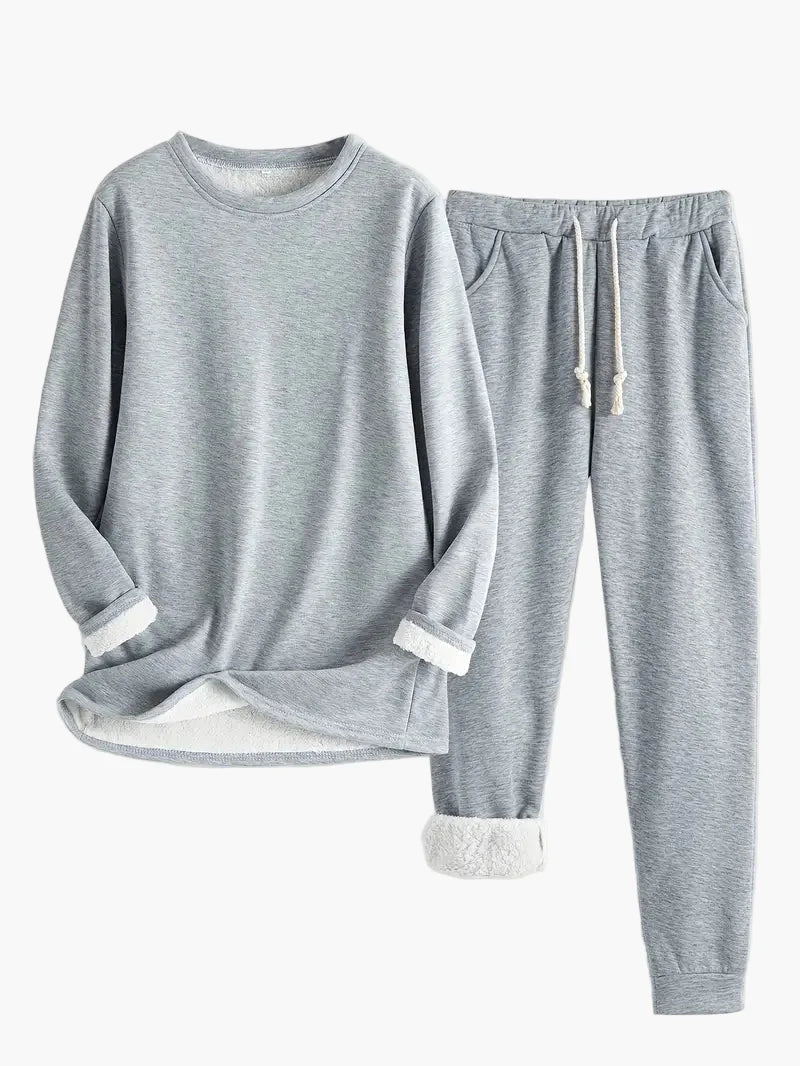 Blått kvinners loungewear sett med langermet topp og matchende bukser. Ideelt for hjemmebruk.