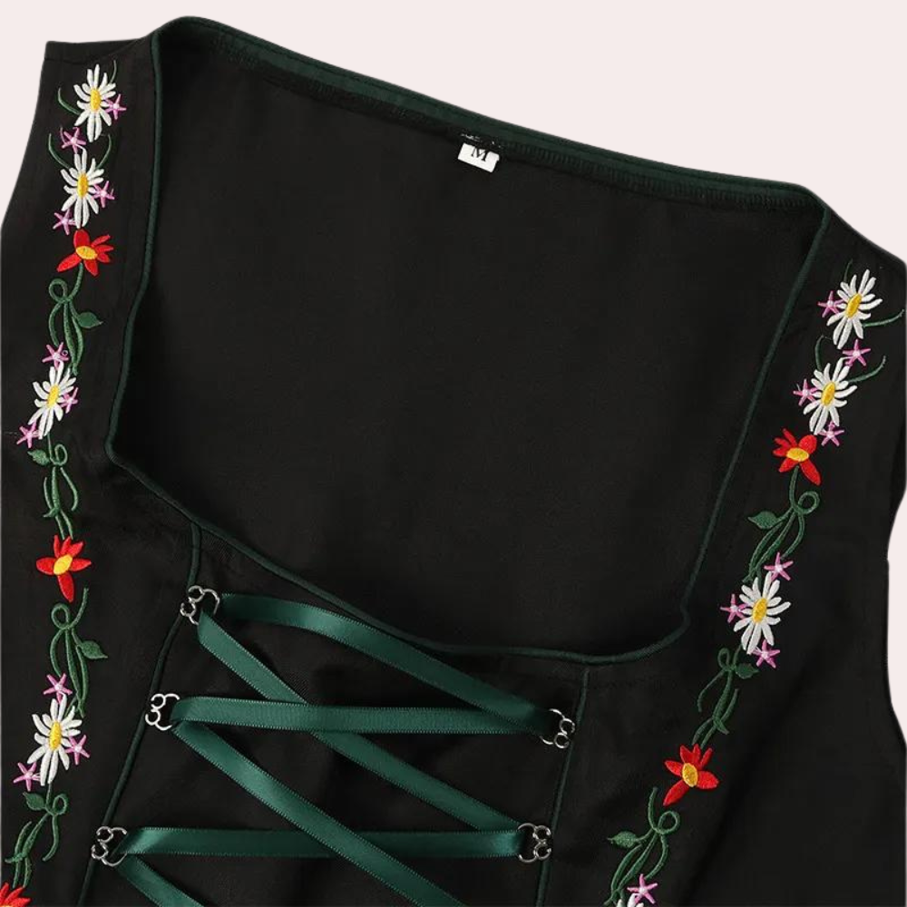 Tradisjonell bayersk festkjole for kvinner; Oktoberfest antrekk med blomsterdetaljer og brodert forkle.