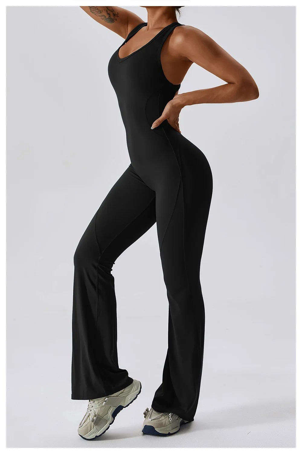 Kvinne i full lengde yogadress, heldrakt for trening og komfortabel bevegelse med elegant stil.