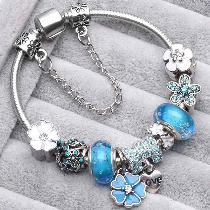 Skinnende 925 sølv armbånd med unike blomstermotiver. Et vakkert naturinspirert smykke til kvinner.