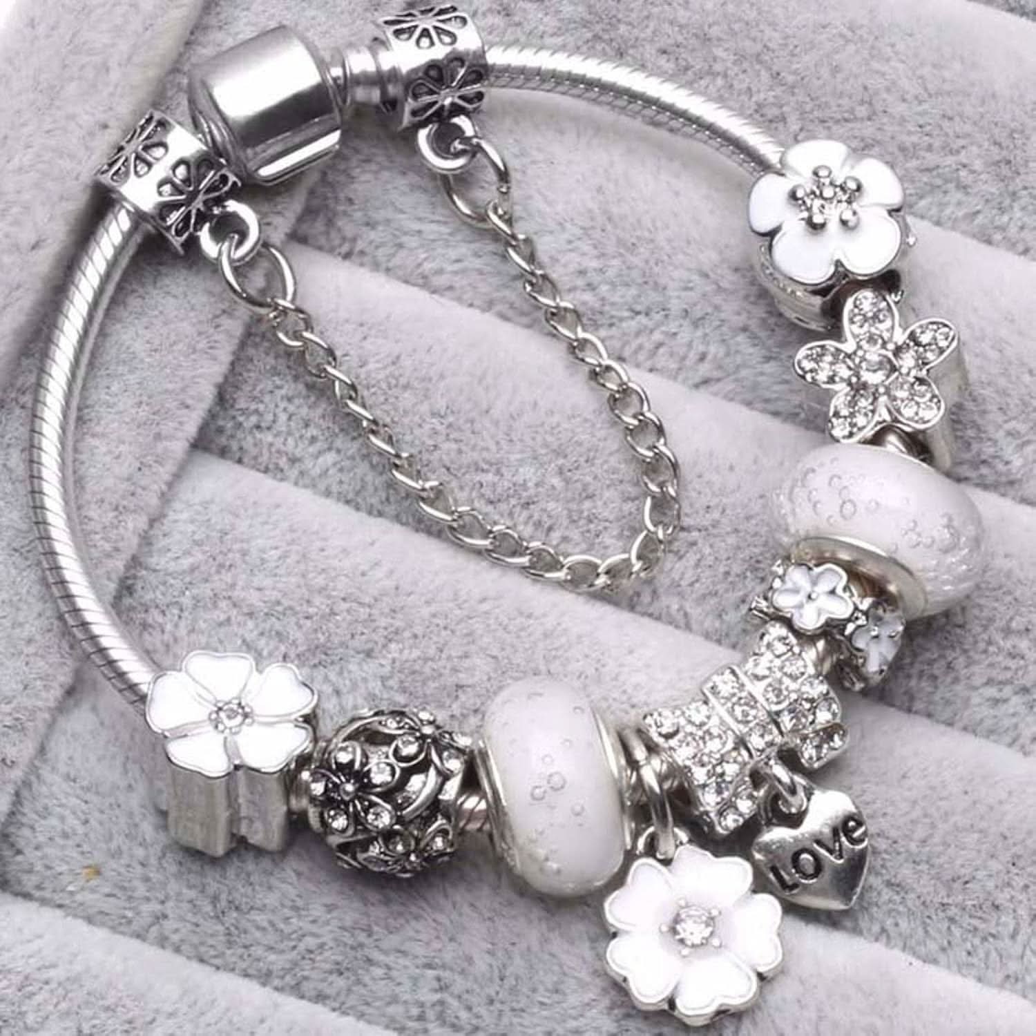 Luksuriøst sølv armbånd med blomstermotiv, en perfekt elegant gave til kvinner. Tidløst og vakkert smykke.