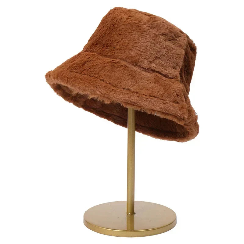 Allsidig kvinnehatt i bøttehatt-design. Varm, komfortabel og stilfull for hele sesongen.