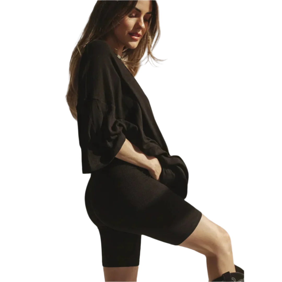 Kvinnesett med oversized topp og shorts. Komfortabelt og moderne fritidssett for kvinner.