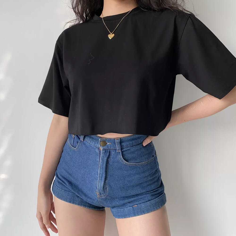 Elegant løs croptop med rund hals, perfekt som lett sommertopp for avslappede dager.
