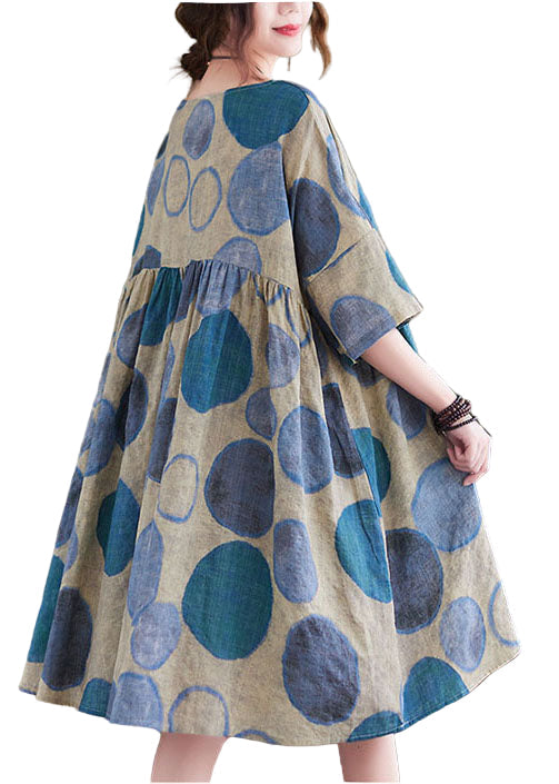 Løs feriekjole for dame med O-hals, korte ermer, patchwork design i blå og oransje for sommerdager.