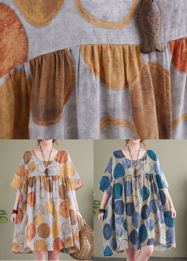 Stilfull sommerkjole for dame med løs passform, O-hals, korte ermer og unikt blått og oransje patchwork.
