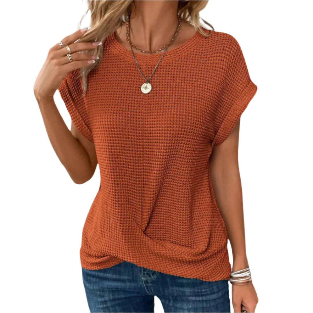Løs og luftig oransje damebluse for sommeren, perfekt for avslappet hverdagsmote med elegante detaljer.