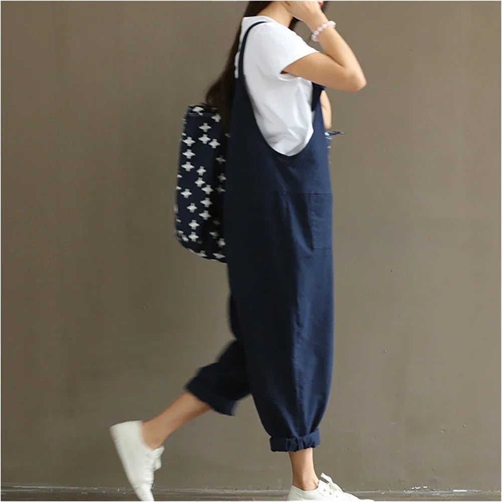 Bakbilde av komfortabel løs harem jumpsuit for kvinner, perfekt for en avslappet og luftig sommerstil.
