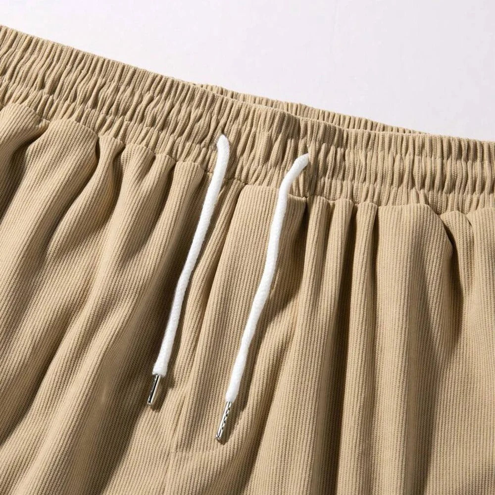 Vielseitige Herren Cord-Shorts in verschiedenen Farben, kombiniert mit Freizeitschuhen