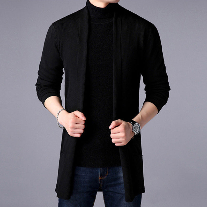 Stilren langcardigan for herre, med åpen front. Et klassisk og komfortabelt lag-på-lag plagg.