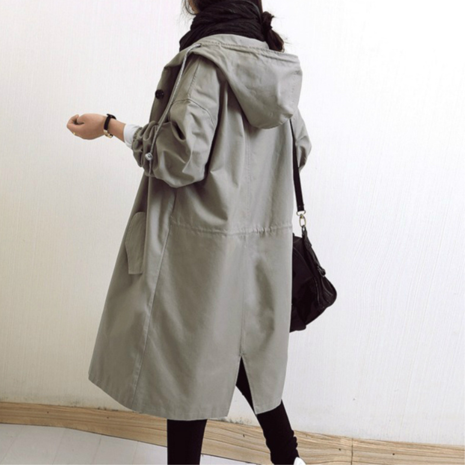 Moderne kvinnetrenchcoat, lang modell med hette, allsidig vindjakke.