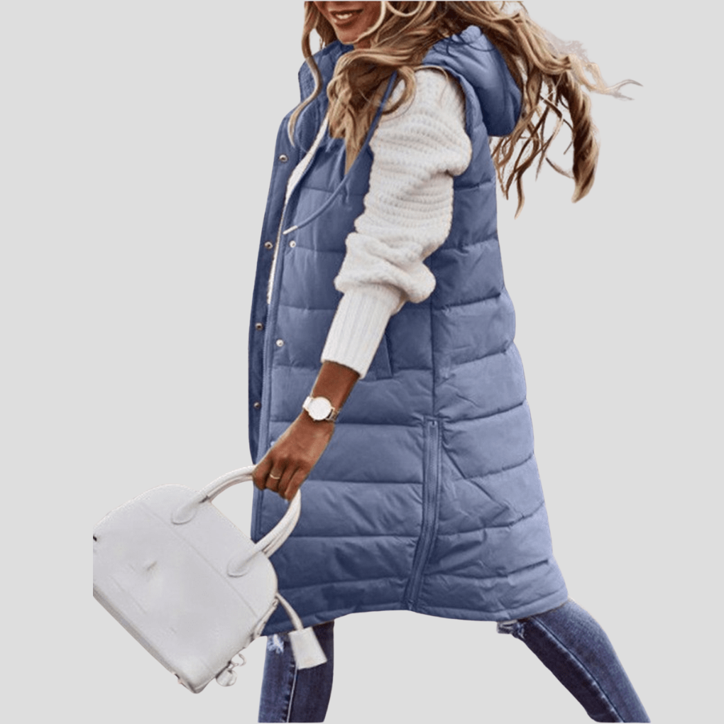 Lang polstret bodywarmer med hette for kvinner. Stilfull damevest, perfekt for lagpålag på vår, høst og mild vinter.