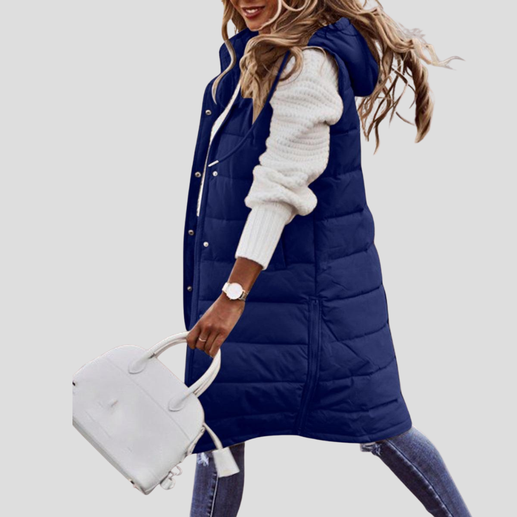 Komfortabel lang damevest med hette. Ermeløs polstret bodywarmer, ideell for kjølige dager som et varmt ytterplagg.