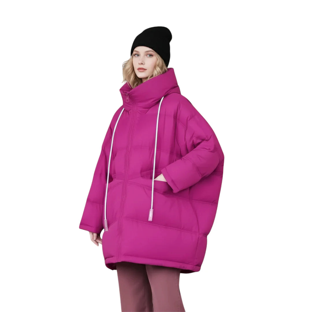 Detailaufnahme einer warmen Damen Daunenjacke mit Reißverschluss und abnehmbarer Kapuze, Wintermode
