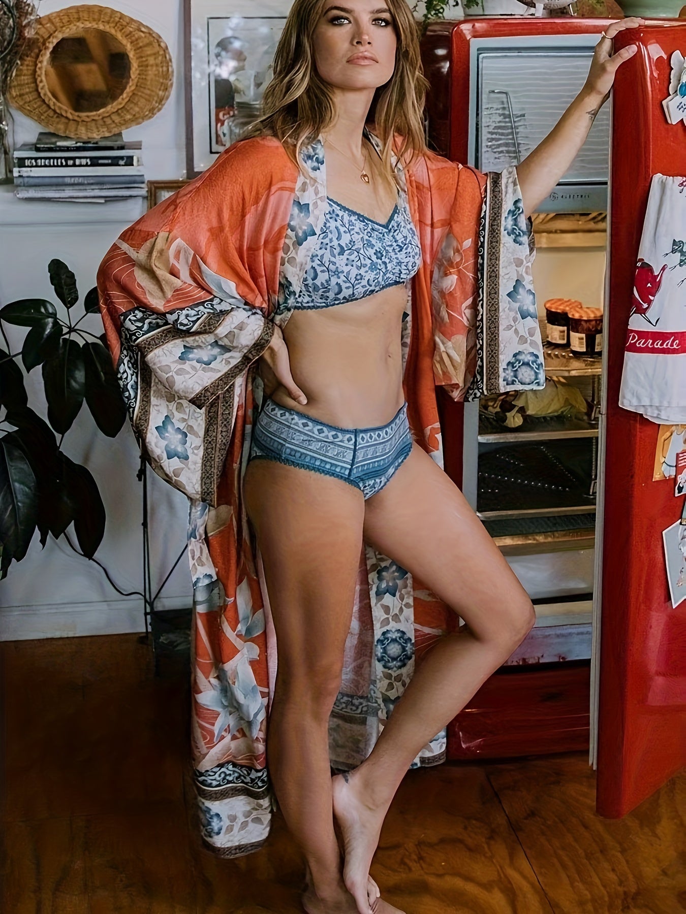 Detailaufnahme des Blumenmusters auf einem langen Damen Kimono mit rosa und orangefarbenen Blüten
