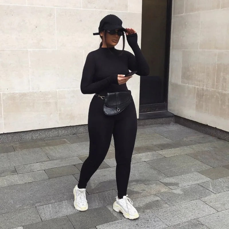 Trendy langermet jumpsuit for kvinner. Elastisk stoff for en stilfull og komfortabel look.