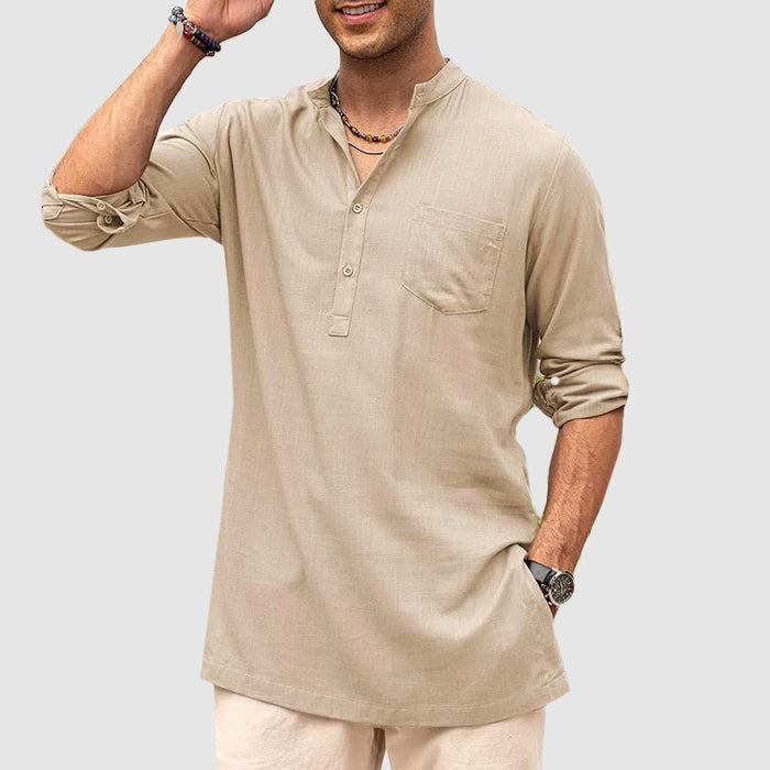 Mann modell i stilig langermet Henley skjorte med knappelukking, ideell for avslappet vår- eller høstlook.