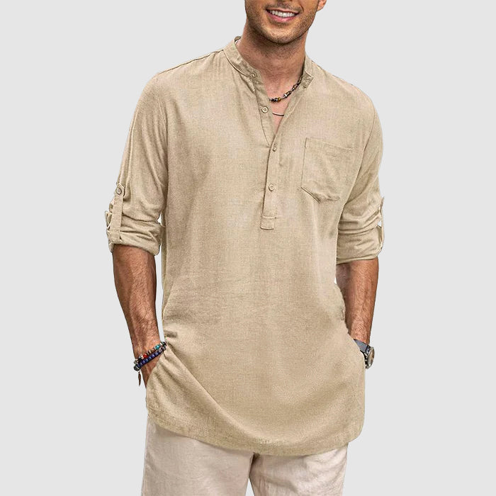 Detaljert bilde av herre Henley-skjorte med kvalitetsknapper og mykt stoff, perfekt for komfort og stil.