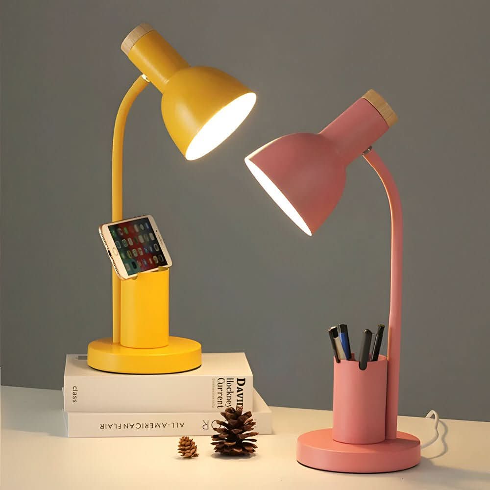 Praktisk skrivebordslampe med LED-belysning og penneholder, perfekt for funksjonell arbeidsstasjon.