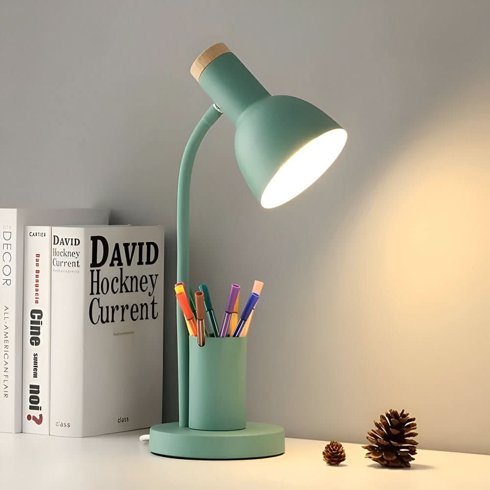 Multifunksjonell bordlampe med LED-lys, fleksibel arm og praktisk oppbevaring for penner.