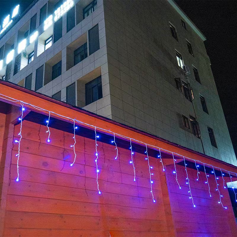 Glødende 50m LED lyslenke som etterligner istapper. Skaper en fortryllende vinterstemning i hagen din.