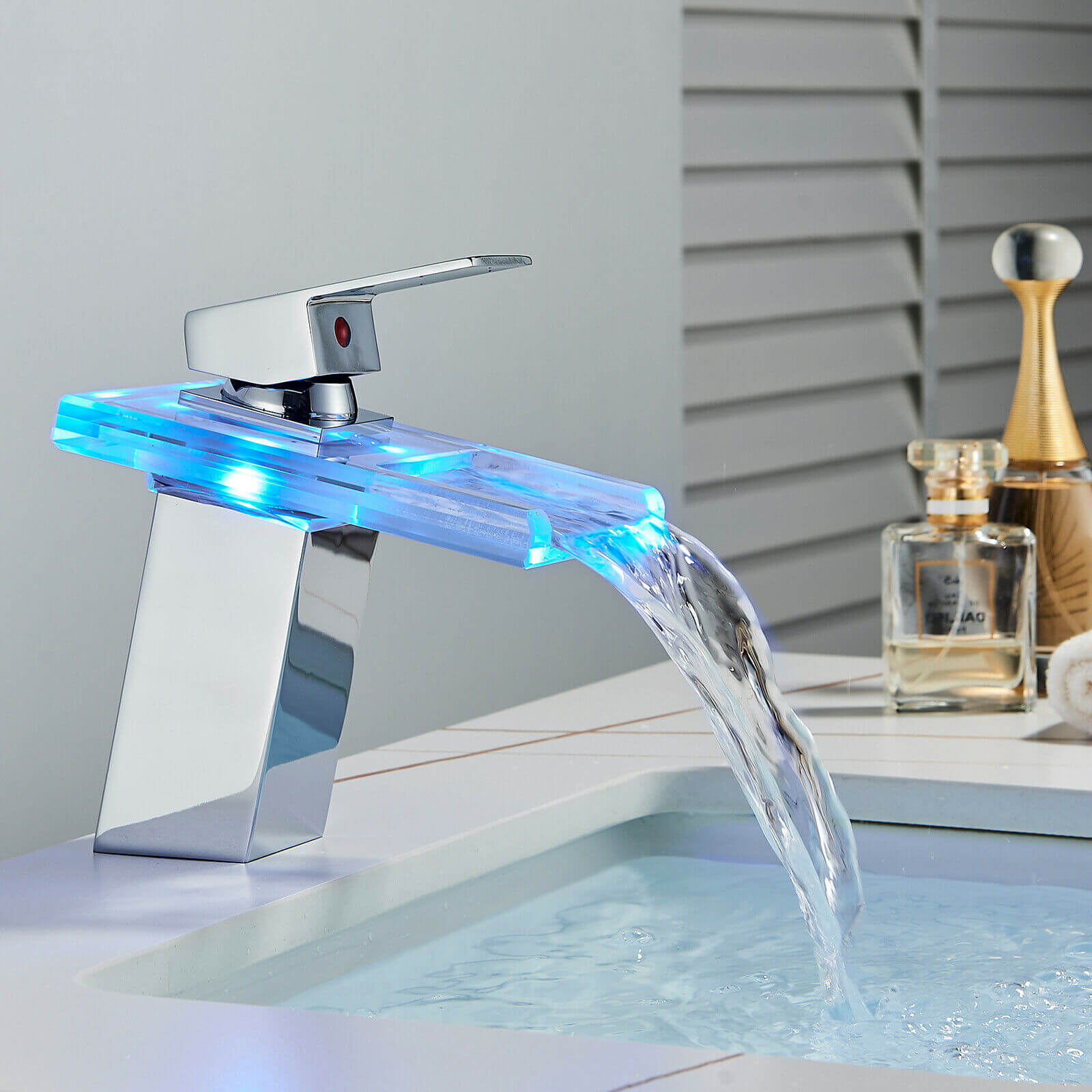 LED vannfallskran for bad med fargeskiftende lys, ettgreps design. Moderne servantkran med temperaturindikator.