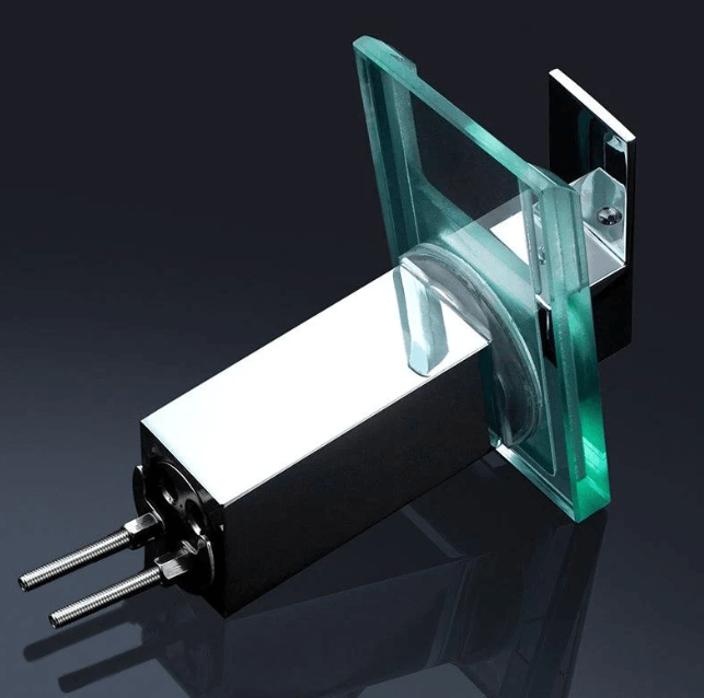 Innovativ servantkran: LED lys som skifter farge med vanntemperaturen, en moderne designkran.