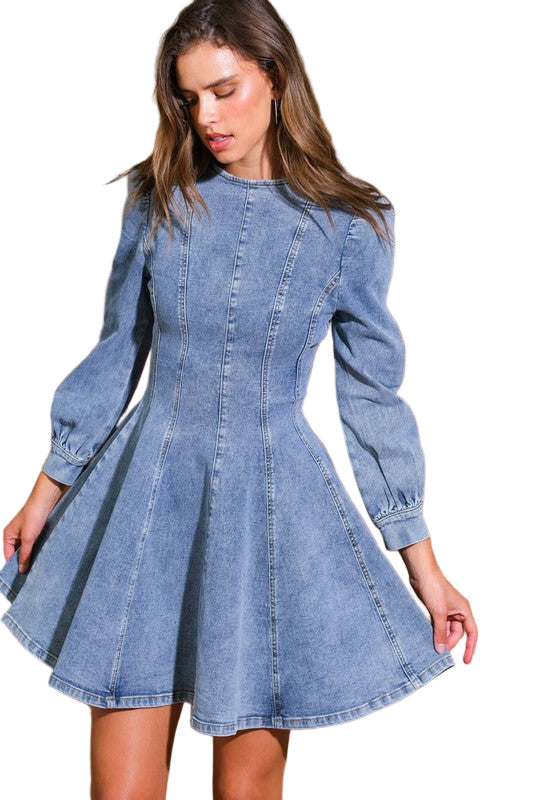 Leken denim skater minikjole for kvinner, perfekt for sommerlige dager og solrike eventyr.