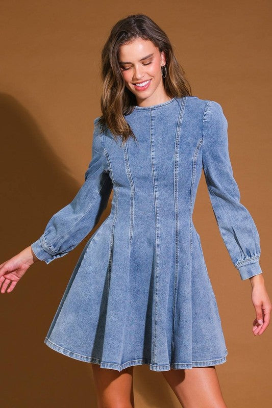 Kvinner skater minikjole i denim, med svingende skjørt og en leken passform for sommerstil.