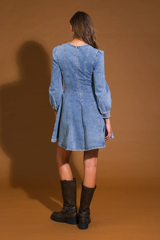 Trendy minikjole for kvinner, skatermodell i denim som gir komfort og stil til enhver anledning.