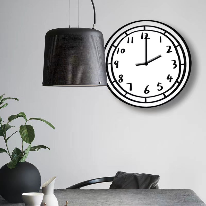 Moderne og leken veggklokke med tegneseriemotiver. Fargerik håndlaget klokke ideell for barnerommet.