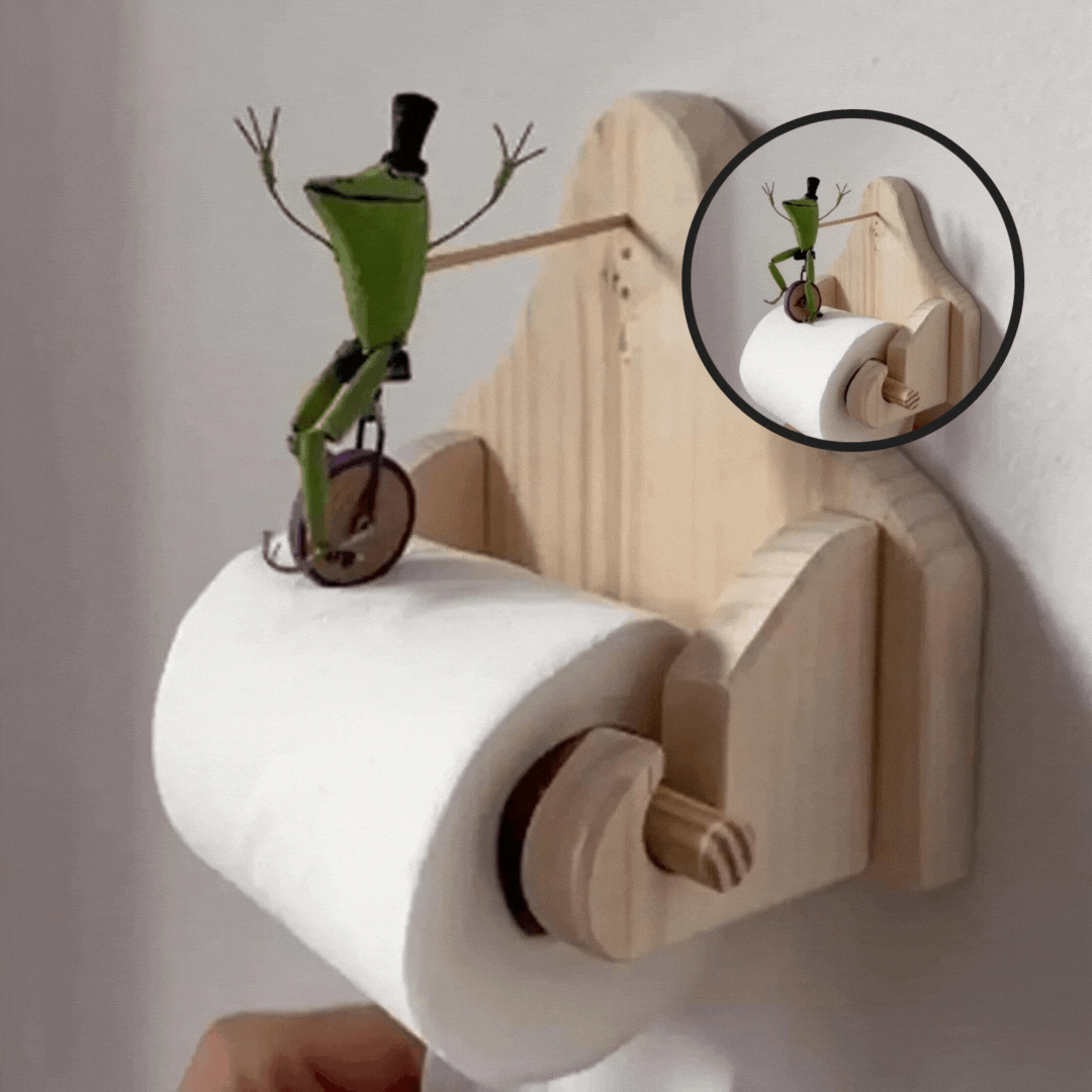 Miljøvennlig toalettpapirholder formet som en søt frosk, laget av tre. Perfekt for et lekent baderom.
