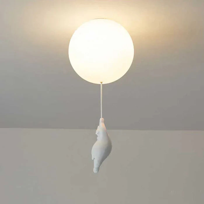 Gøy taklampe med bjørnefigur og ballong LED-lys. Perfekt for å lyse opp et barnerom.