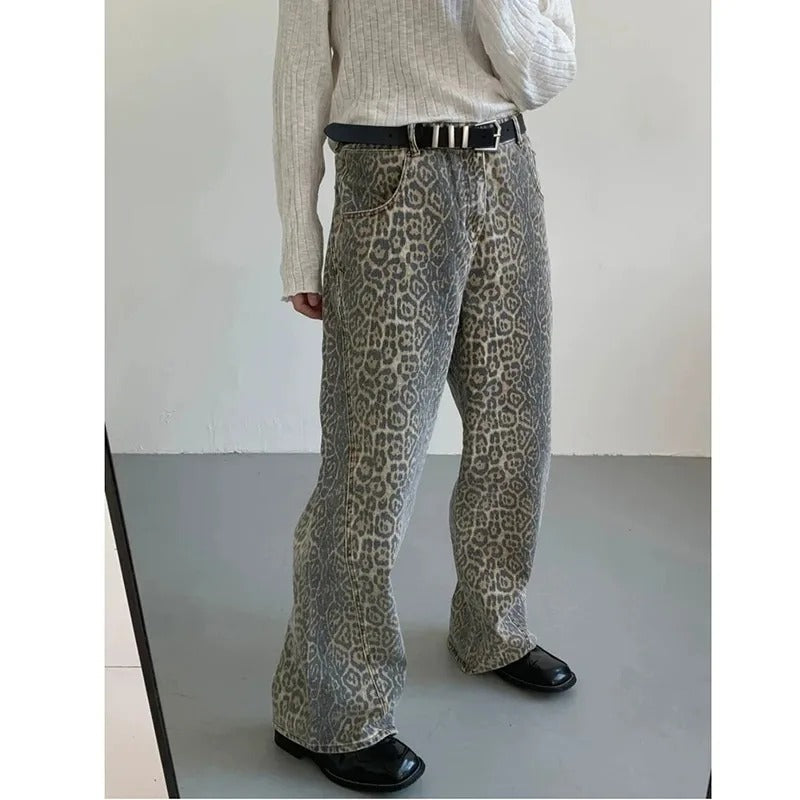 Mønstret damebukse i leopardprint med høy midje, perfekt for en trendy og stilfull look.