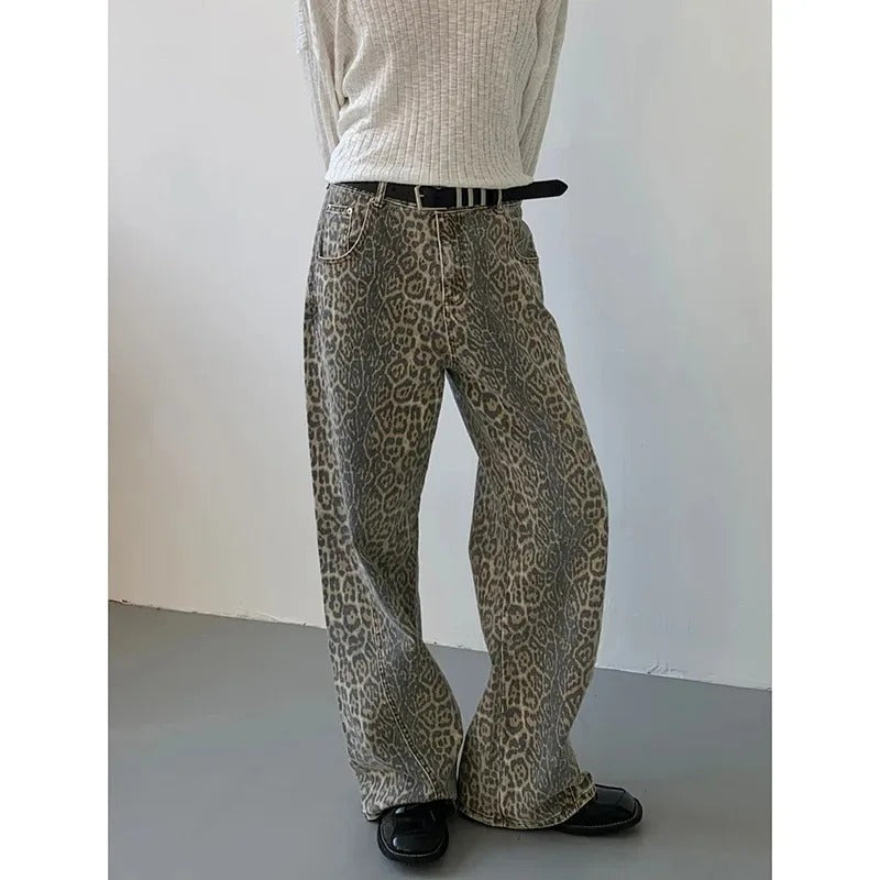 Stilig damebukse med leopardmønster og høy midje, perfekt for en trendy og komfortabel hverdagsstil.