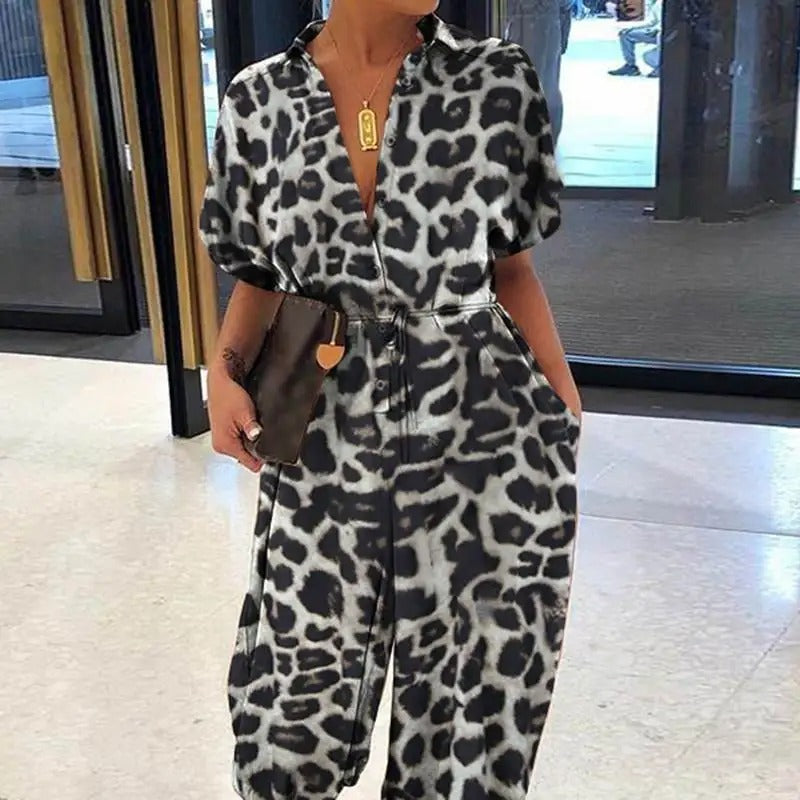 Motestrålende leopardmønstret dame romper. V-hals, knutedetaljer. Et must for sommerens casual stil.