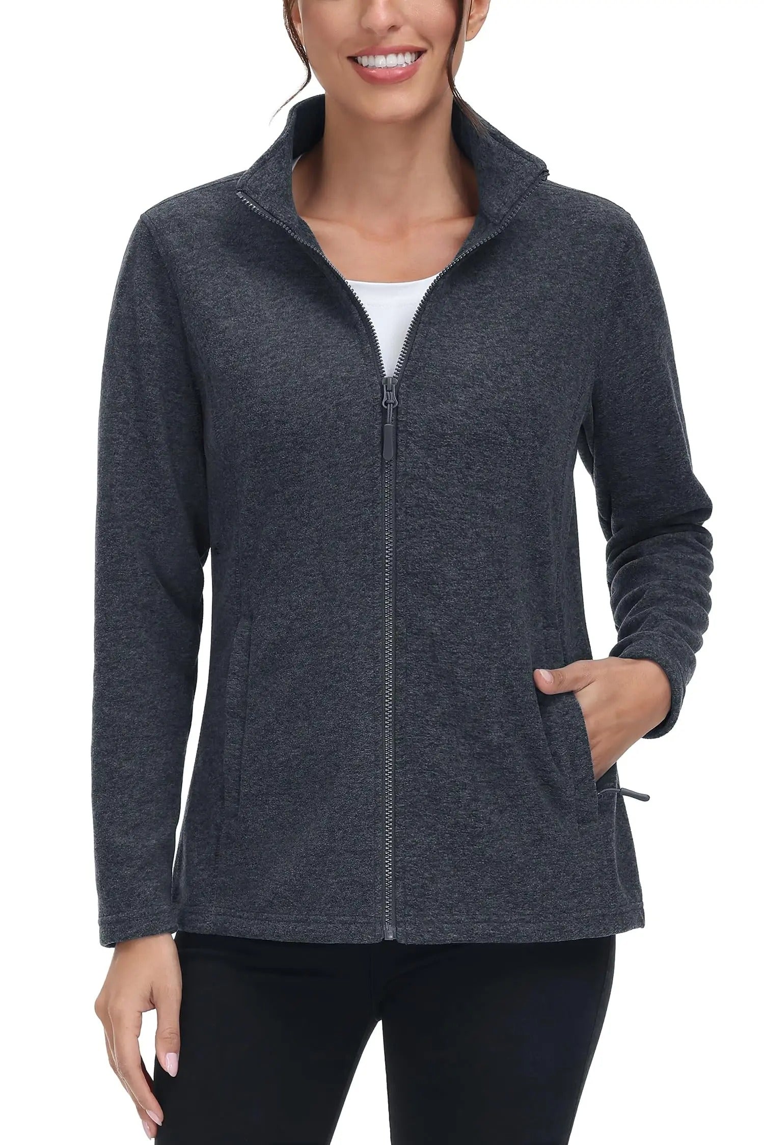 Allsidig damejakke i lett fleece, med glidelås, perfekt for fritid og utendørs.