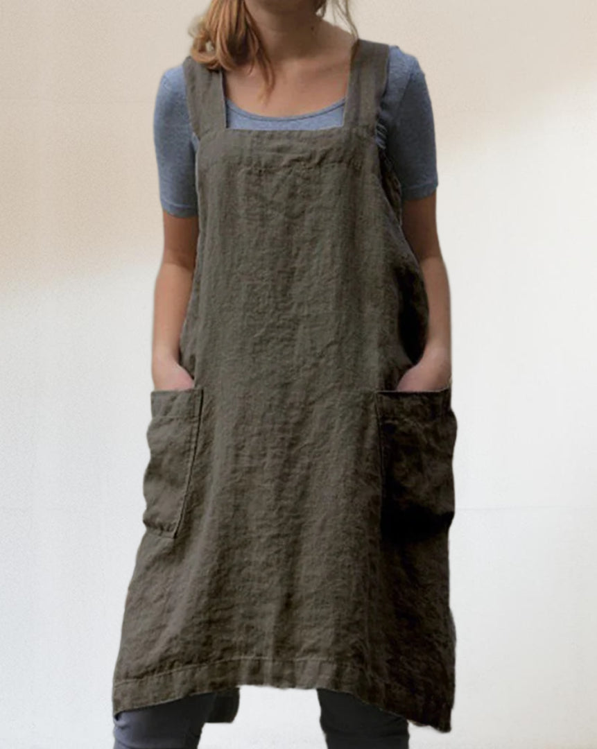 Avslappet og feminin forkleskjole for kvinner med lett design og praktiske lommer, perfekt for fritid.