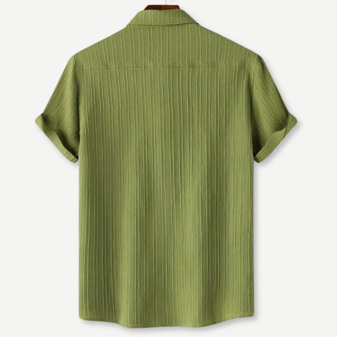Stilfull herreskjorte, lett og pustende, med unik krølltekstur for en kul, avslappet sommerslook.