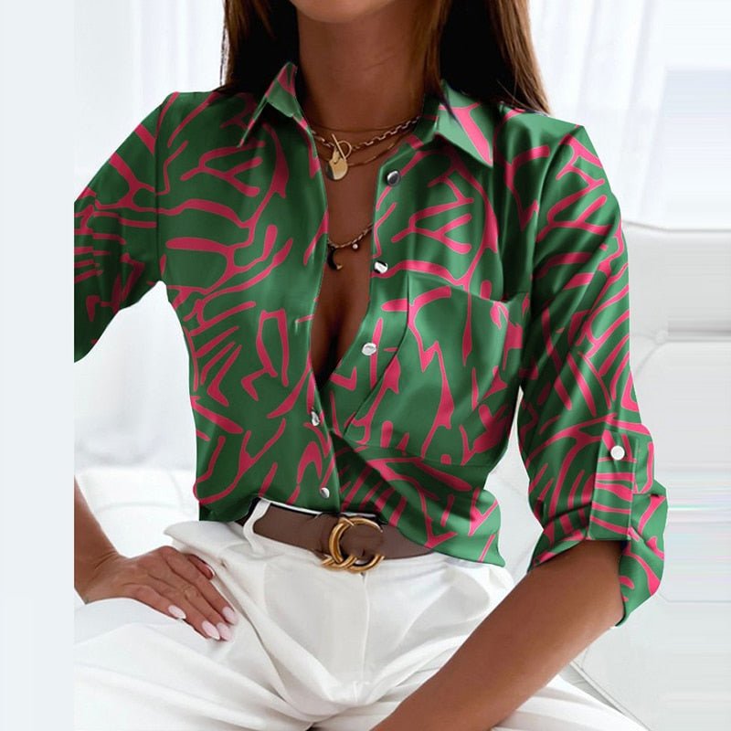 Komfortabel og lett damebluse med omslagskrage, et must for enhver damemote-garderobe.