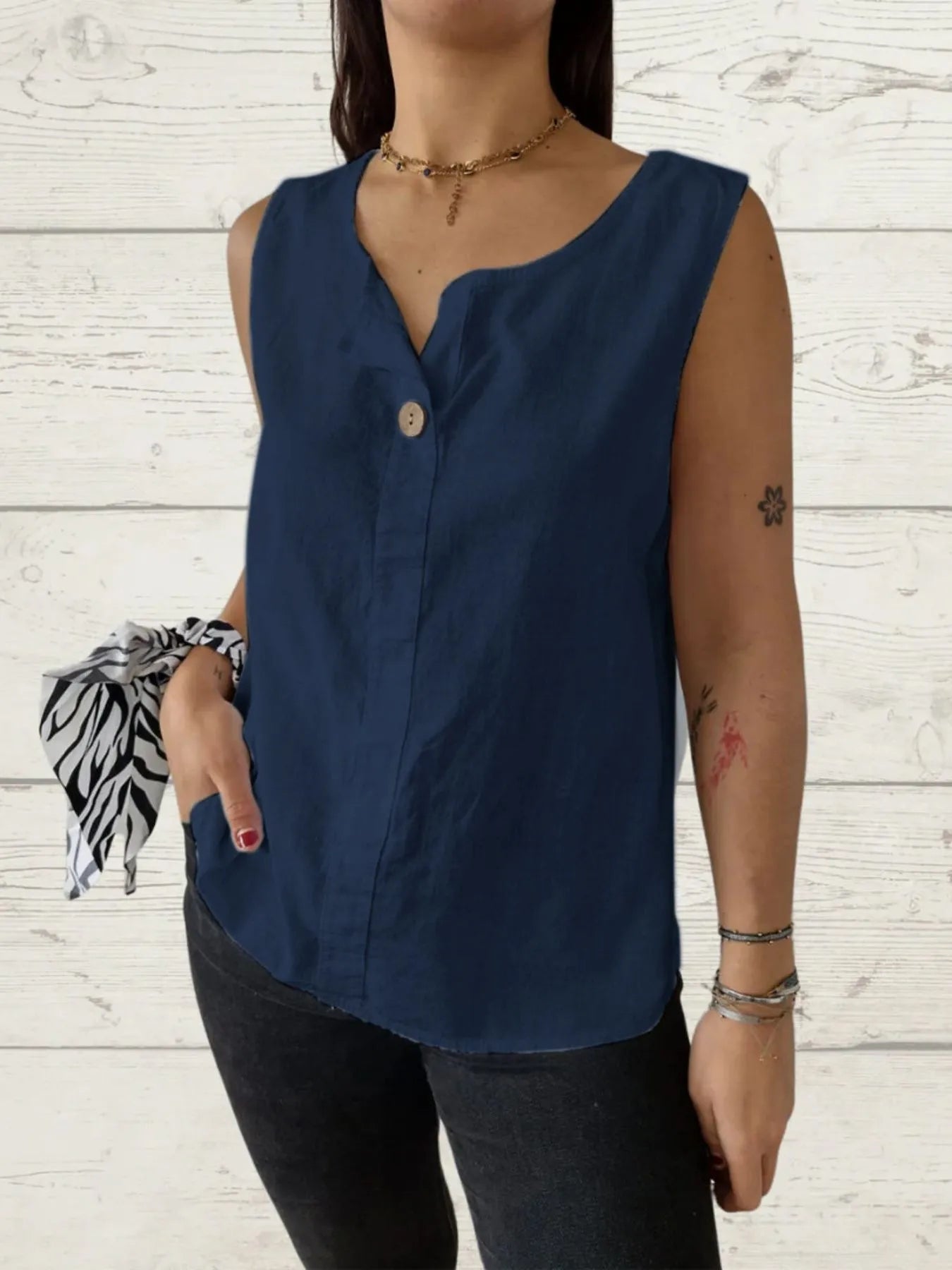 Klassisk ermeløs kvinnebluse for sommer, lett å style for enhver anledning.