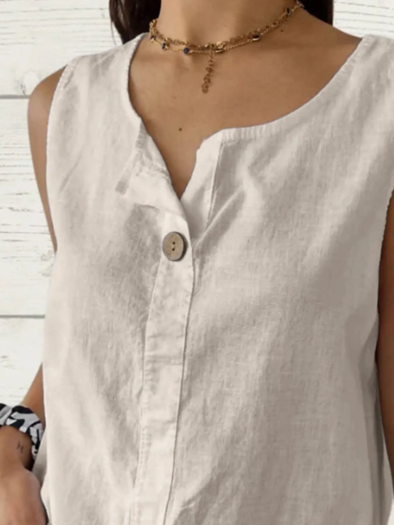 Elegant ermeløs sommerbluse til dame, ideell for både hverdag og fest.