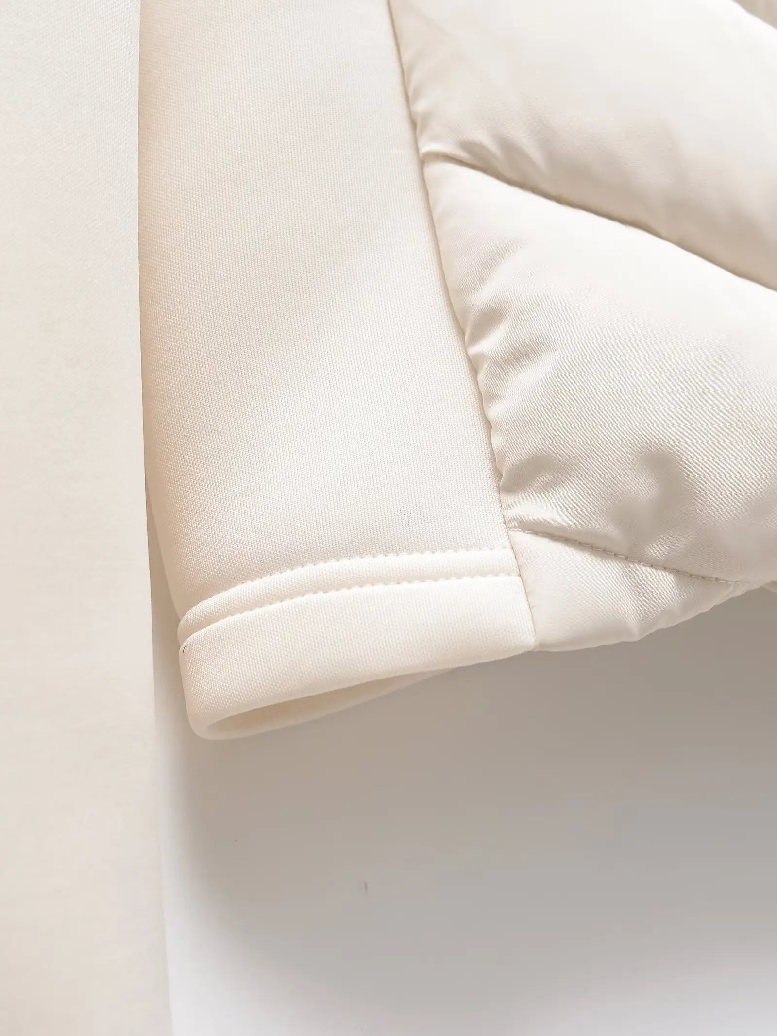 Stilren og moderne dame vinterjakke, lett og vattert, med hette og slim fit design for urban stil.