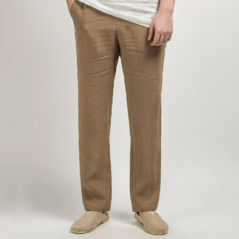 Moderne herrebukser med rett passform. Komfortable og casual fritidsbukser for menn, ideelle for sommer.