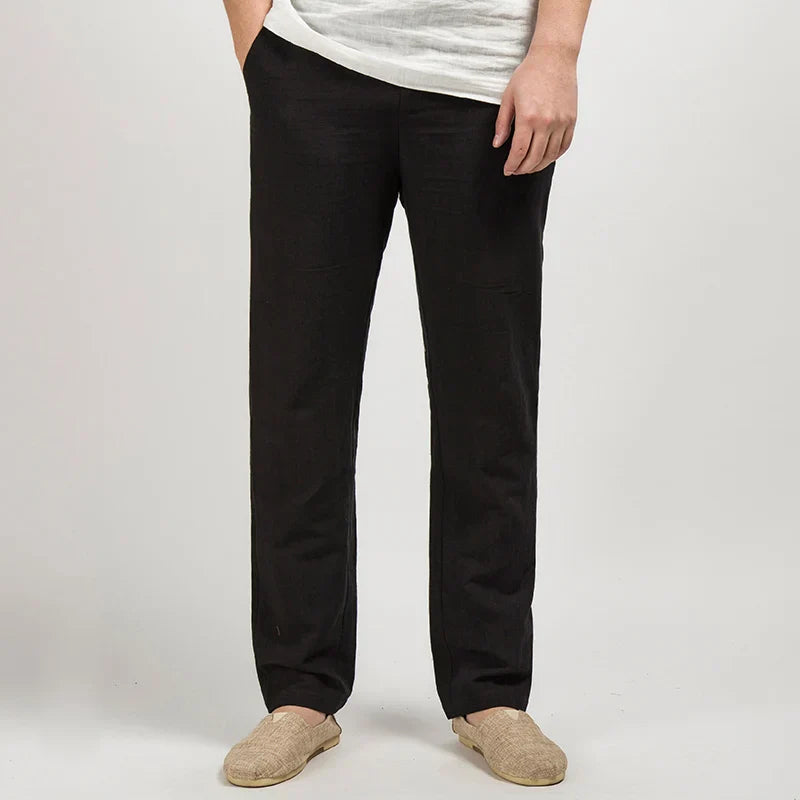 Mann iført lette herrebukser med rett passform, casual stil. Ideelle komfortbukser for fritid og sommer.