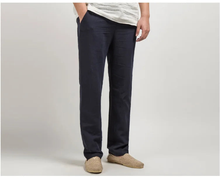 Stilige herrebukser, rett passform, i lett pustende stoff. Perfekte sommerbukser for en avslappet look.