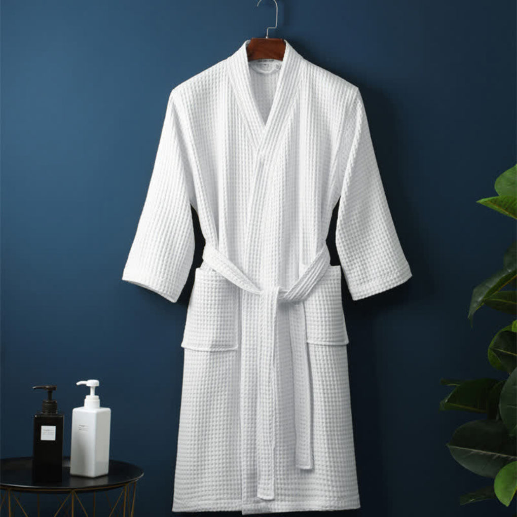 Allsidig unisex morgenkåpe i myk lettvekt vaffelbomull. Perfekt for avslapning hjemme, spa eller hotell.